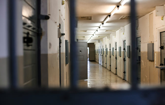 Photo de couloir de prison crédit : Matthew Ansley - Unsplash