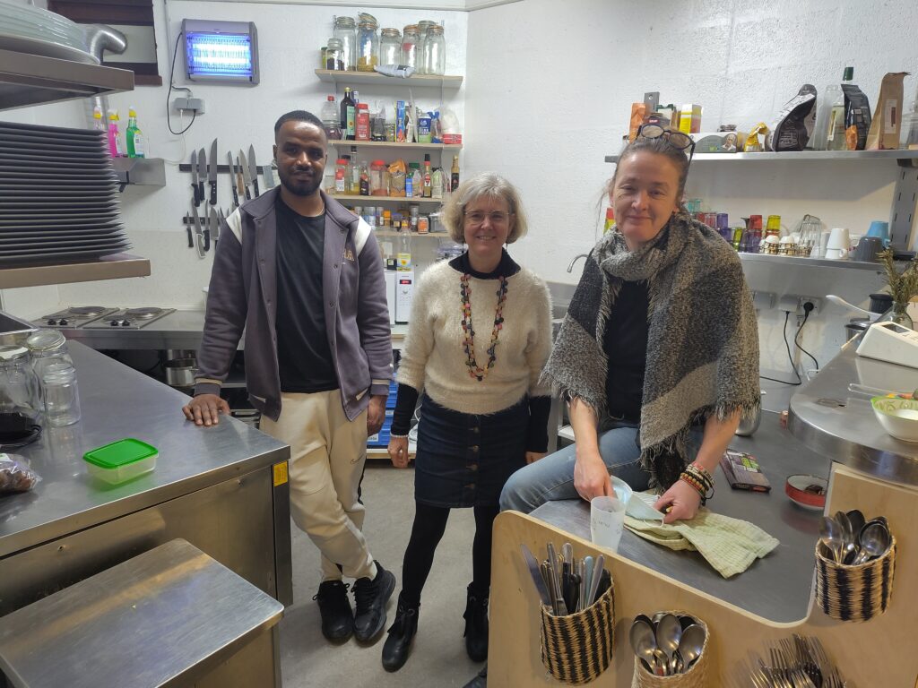 Photo de Borai, Laurence et Anne-Catherine derrière le bar du Café Monde.