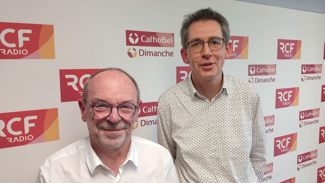 photographie de le journaliste-chroniqueur Alain Gerlache (RTBF, De Morgen) et Christophe Renders (chargé d’animation au centre Avec)