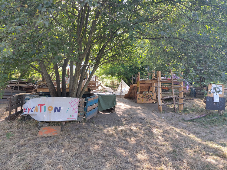 Le projet cabanes mené par des enfants à Parckfarm - crédit : Centre Avec
